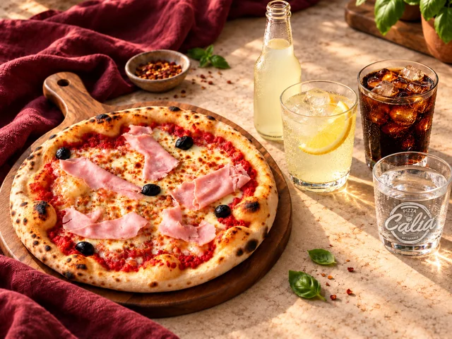 Pizza accompagnée de limonade, cola et eau dans des verres