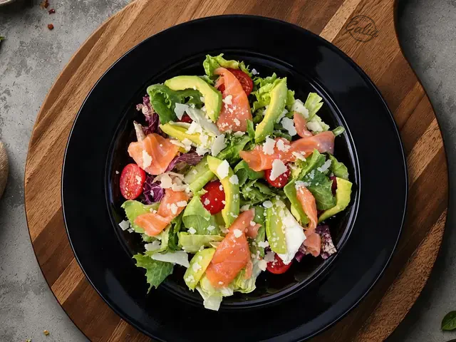 Salade Saumon : Salade, tomates cerises, avocat, saumon fumé, parmesan